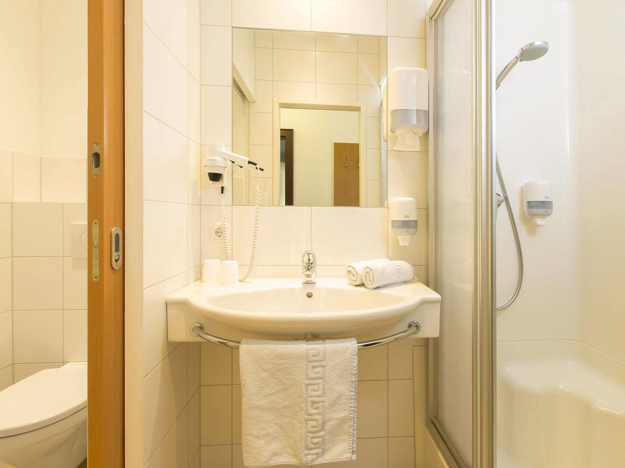 Hotel Gasthof Stefansbruecke Муттерс Экстерьер фото